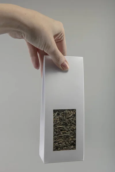 bir kadının elinde çaya mockup kutusu