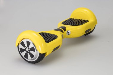 Beyaz zemin üzerine sarı gyroscooter