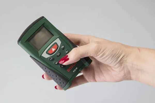 Laser Afstandsmeter Hand Van Een Vrouw — Stockfoto