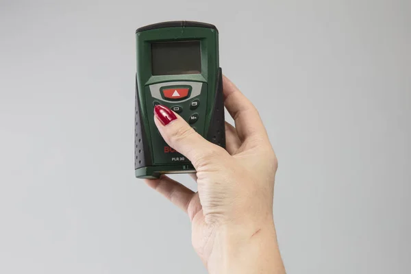 Laser Afstandsmeter Hand Van Een Vrouw — Stockfoto