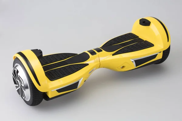 在白色背景上的黄色 Gyroscooter — 图库照片