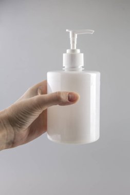 kadın elinde beyaz sıvı kabı