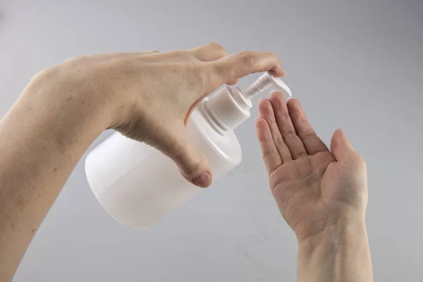 Recipiente Líquido Branco Mãos Femininas — Fotografia de Stock