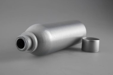 mockup alüminyum şişe içecekler için