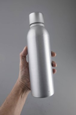 mockup alüminyum şişe içecekler için