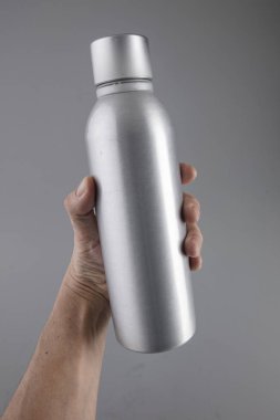 mockup alüminyum şişe içecekler için