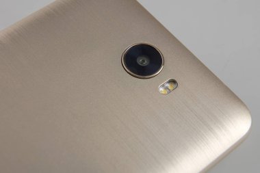 yakın çekim kamera ve flaş üstünde hareket eden telefon
