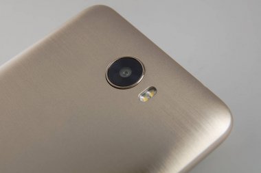 yakın çekim kamera ve flaş üstünde hareket eden telefon