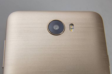 yakın çekim kamera ve flaş üstünde hareket eden telefon