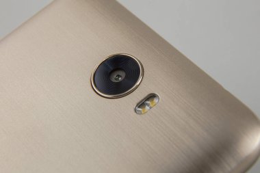 yakın çekim kamera ve flaş üstünde hareket eden telefon