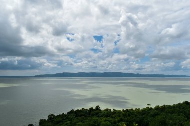 Gün ışığı okyanus manzaralı güzel bulutlu mavi gökyüzü ada deniz fenerinden