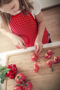 Mutfakta yemek yapmak..