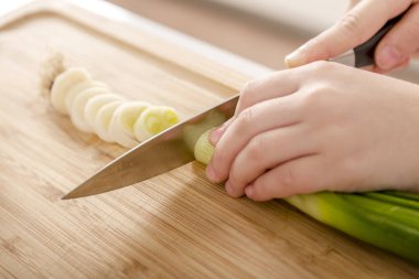 Mutfakta yemek yapmak..