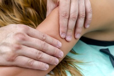 güzel bir kadın olan bir wellness masaj geri