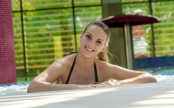 Mulher sexy bonita relaxante na piscina — Fotografia de Stock