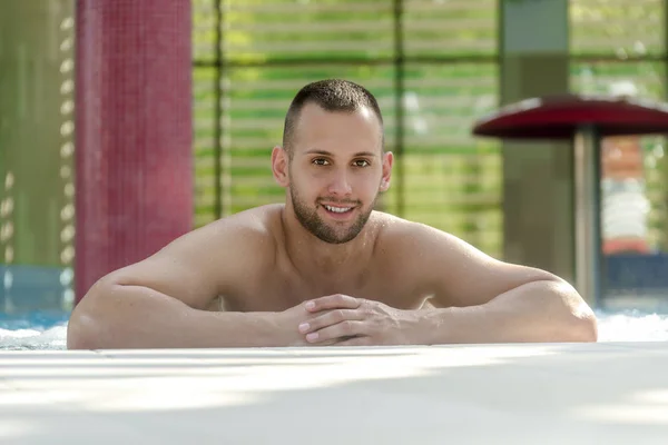 Retrato del hombre guapo en la piscina — Foto de Stock