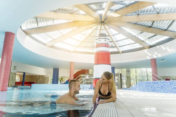 Agradable pareja amante descansando cerca de la piscina — Foto de Stock