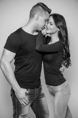 Siyah ve beyaz moda studio fotoğraf güzel çift, birbirlerine kucaklayan.