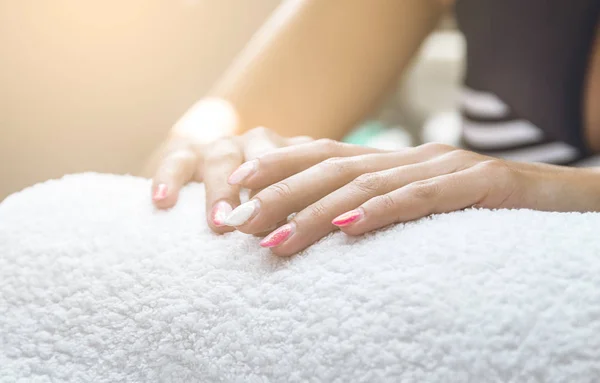 Esteticista Aplicando Verniz Vermelho Para Unhas Dedo Processo Pintar Unhas — Fotografia de Stock