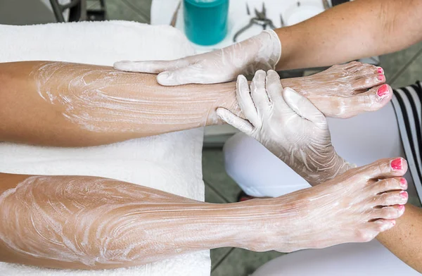 Frauenhände Behandeln Füße Bei Kosmetikerin Mit Feuchtigkeitscreme — Stockfoto