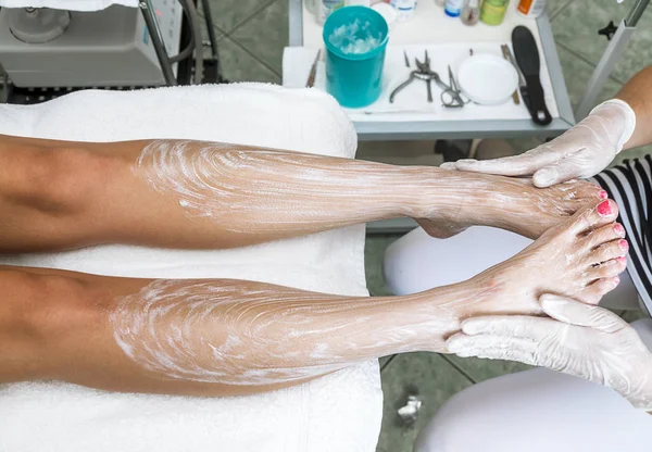 Frauenhände Behandeln Füße Bei Kosmetikerin Mit Feuchtigkeitscreme — Stockfoto