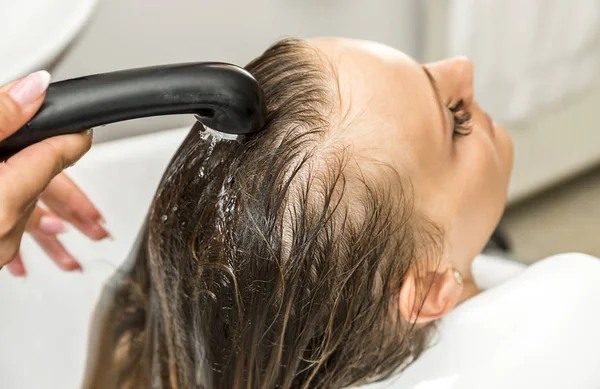 Vacker Kvinna Att Håret Tvätta Frisersalong — Stockfoto