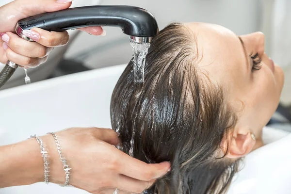 Vakker Kvinne Som Får Hårvask Frisørsalong – stockfoto