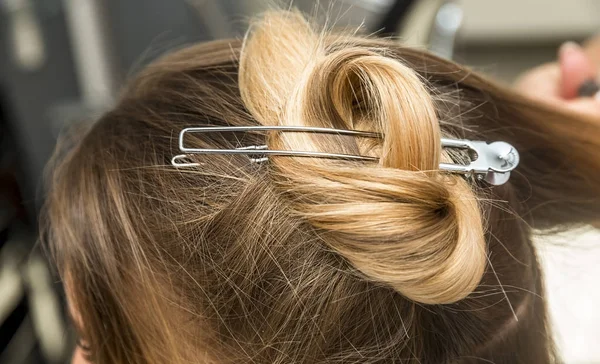 Primer Plano Peluquero Alisando Pelo Largo Castaño Con Planchas Para —  Fotos de Stock