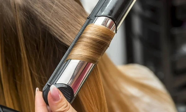 Κοντινό Πλάνο Ενός Κομμωτή Ίσιωμα Μακριά Καστανά Μαλλιά Σίδερα Μαλλιών — Φωτογραφία Αρχείου