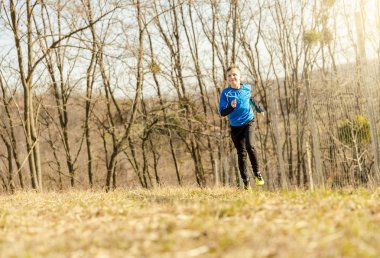 Güneşli bir günde çalışan çocuk. Sağlıklı yaşam tarzı.