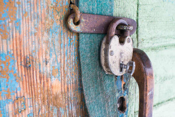 старый замок на двери
