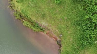 Drone gölün üzerinden havalanıyor. Balıkçı oltayla gider..