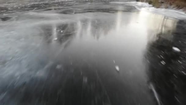 Letět s dronem nad zamrzlým jezerem. — Stock video