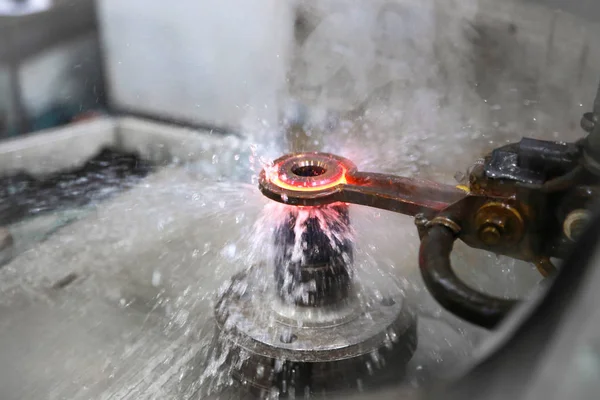 Kylning av metalldel med vätska. Teknisk process — Stockfoto