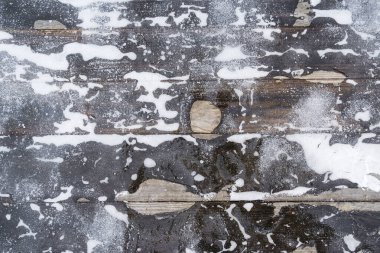 Buz kaplı eski tahtalar. Güzel kış arka planı.