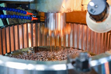 Makinedeki metal parçalarının incelenmesi. Ağır sanayi.