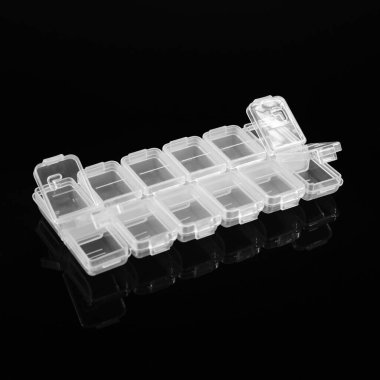 Siyah arkaplan üzerindeki tabletler için plastik kap.