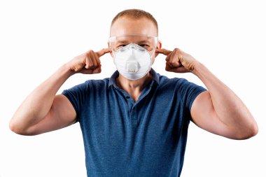 Beyaz arka planda izole edilmiş koruyucu maskeli bir adam. Virüslere karşı tam koruma.