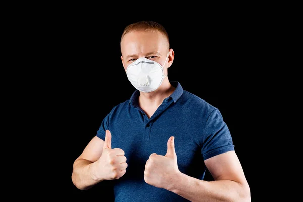 黒い背景に隔離された保護マスクの男 アンチウイルス保護 — ストック写真