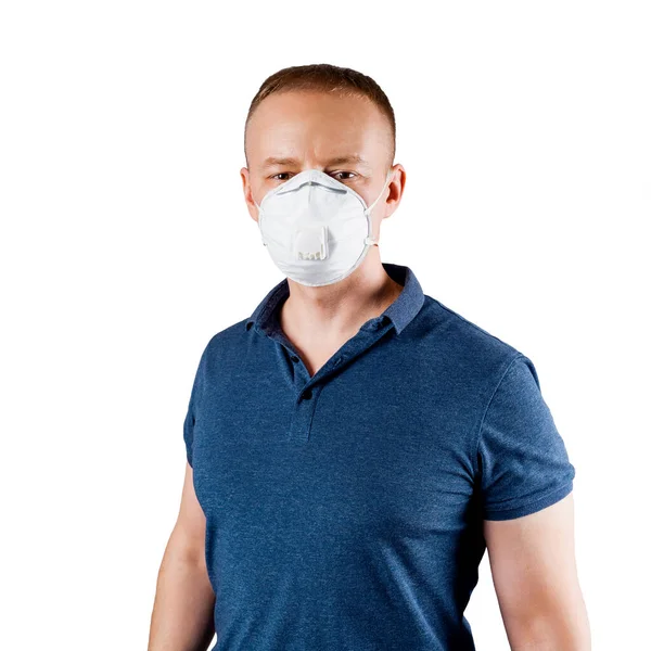 白い背景に隔離された保護マスクの男 アンチウイルス保護 — ストック写真