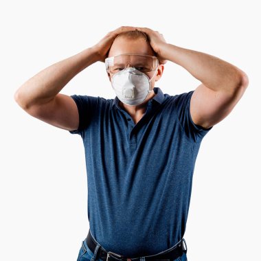 Beyaz arka planda izole edilmiş koruyucu maskeli bir adam. Virüsten korkan ve panikleyen bir insan..