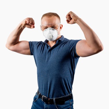 Siyah arka planda izole edilmiş koruyucu maskeli bir adam. Antivirüs koruması.