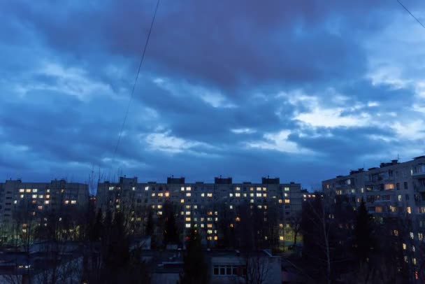 Timelapse contra el fondo de las casas de paneles grises. La vida en Rusia, Cheboksary . — Vídeos de Stock