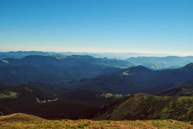 Güzel dağ manzarası, dağın tepesinden manzara.