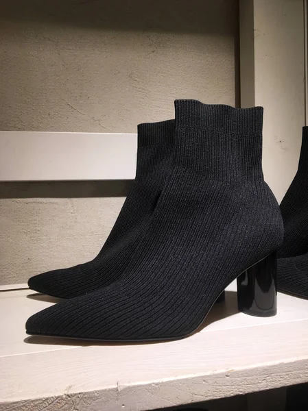 Чорний Шкарпетки Плетені Щиколотки Чоботи Експозиції Продажу Магазині Взуття Масовий — стокове фото