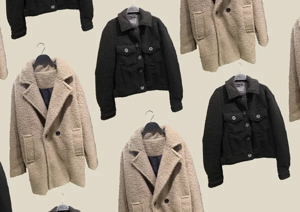 Dámské Kabáty Ramínkách Izolovaných Béžovém Pozadí Složení Oblečení Byt Ležel — Stock fotografie