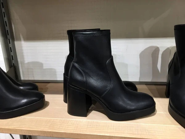 Botas Pretas Com Contraste Esticar Legson Prateleira Demonstração Sapatos Femininos — Fotografia de Stock