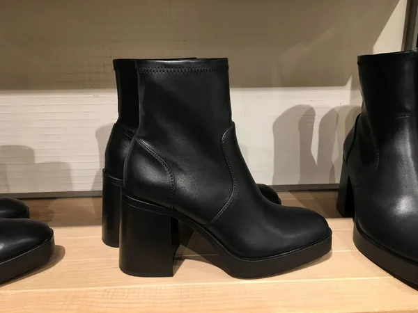 Черные Сапоги Контрастным Растяжением Ноги Полке Демонстрация Модной Женской Обуви — стоковое фото