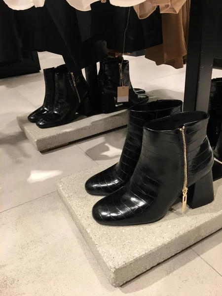 Botines Tacón Alto Relieve Negro Estantería Demostración Zapatos Mujer Moda —  Fotos de Stock