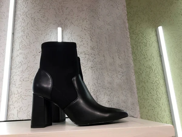 黑色靴子与反差伸展腿的架子 展示时髦的女鞋 大众市场商店 现代女鞋的销售 女子高跟鞋靴 — 图库照片